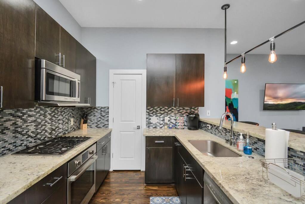 Skyline Views - Sleeps 10 Home Near Downtown ヒューストン エクステリア 写真